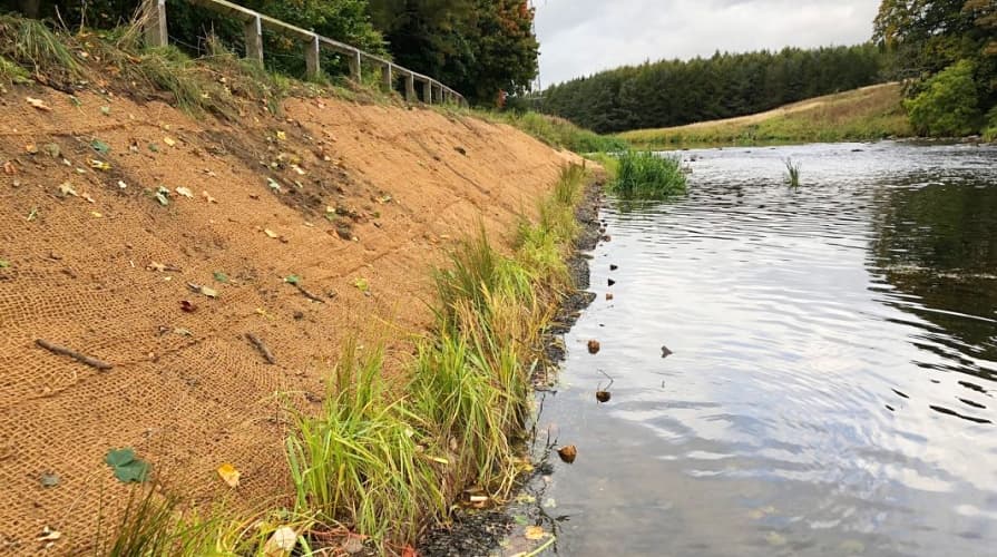 A vízfolyás menti rézsűk erózióvédelme